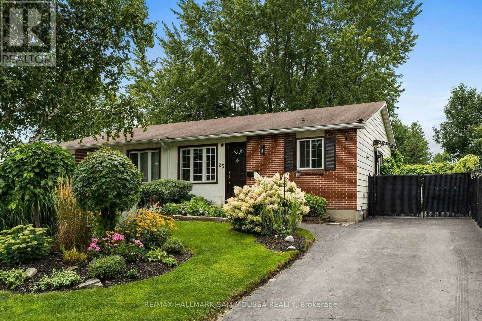 35 Ballantrae Way, Ottawa, ON, K2L 1N3