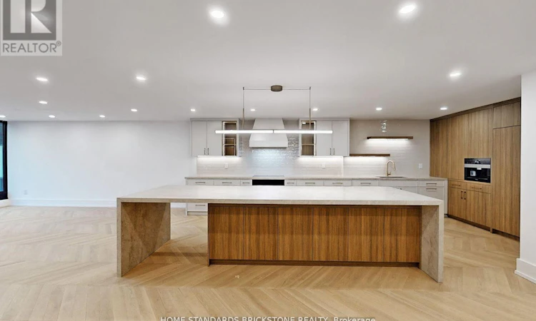 1009-110 Bloor Street W