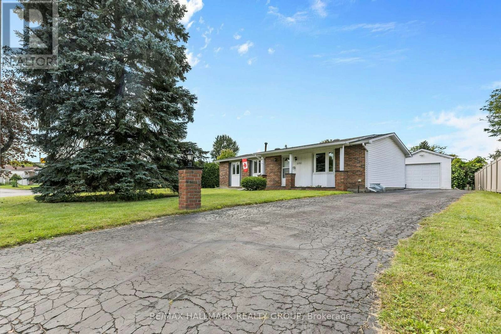 2376 Blackstone Crescent, Ottawa, ON, K1B 4H2