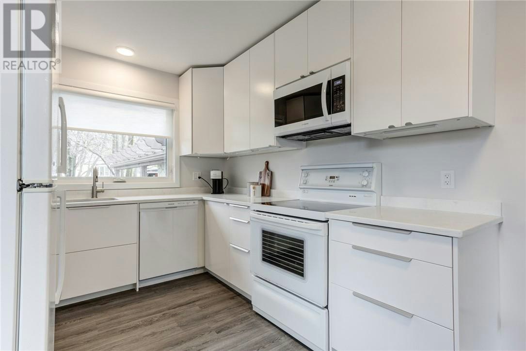 Upper-1246 Southview Drive, Greater Sudbury, ON, P3E 2L6 - 2