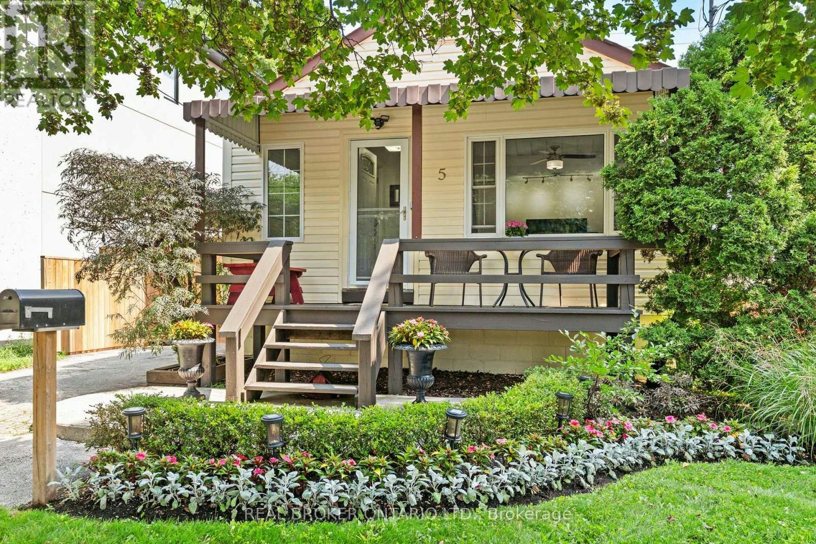 5 Acorn Avenue, Toronto, ON, M9B 3P7