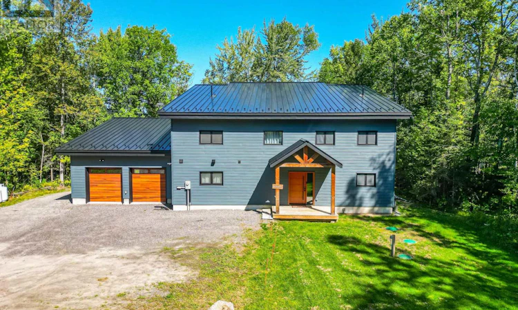 560 Pinecreek Crescent
