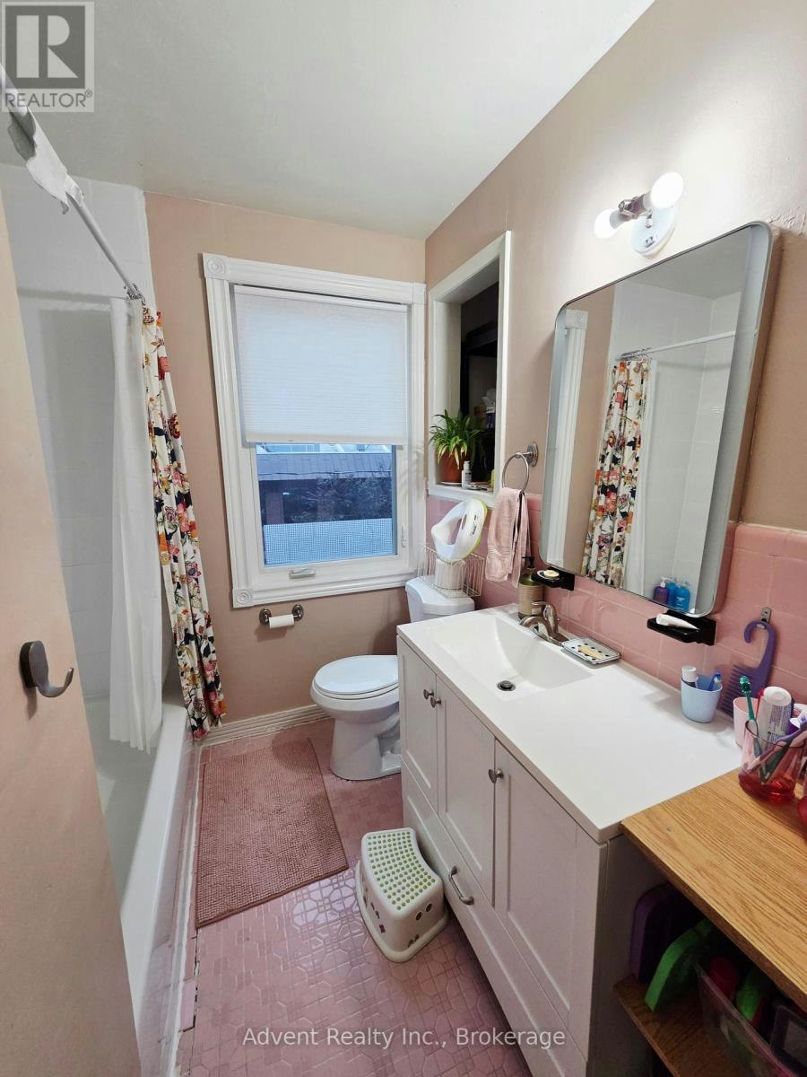 UPPER-800 Davenport Road, Toronto, ON, M6G 2B3 - 9