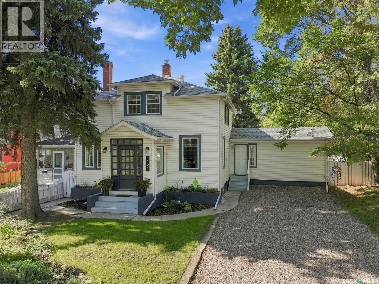 1121 B Avenue N, Saskatoon, SK, S7L 1G2