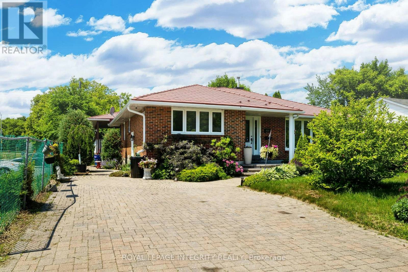 924 Rex Avenue, Ottawa, ON, K2A 2P7 - 2