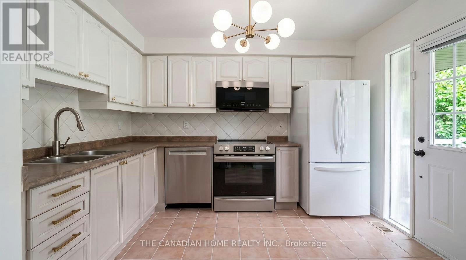 98-833 Scollard Court, Mississauga, ON, L5V 2B4 - 8