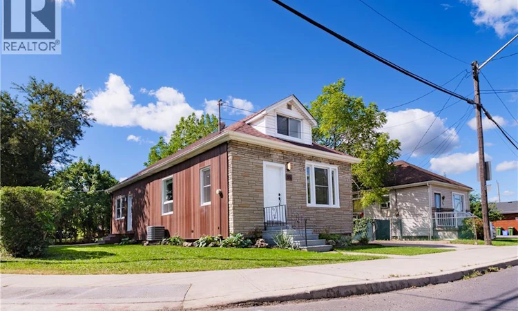 95 Fennell Avenue W