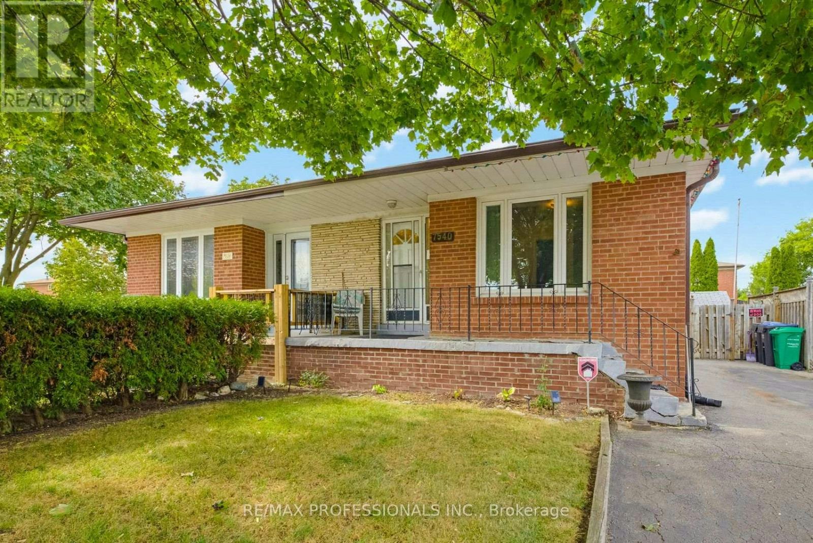 7540 Darcel Avenue, Mississauga, ON, L4T 2X9