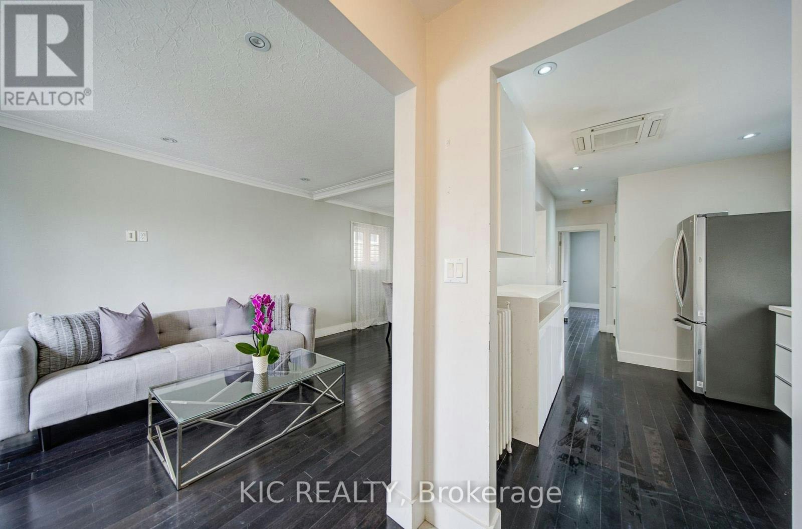 35 Montcalm Avenue NW, Toronto, ON, M6E 4N5
