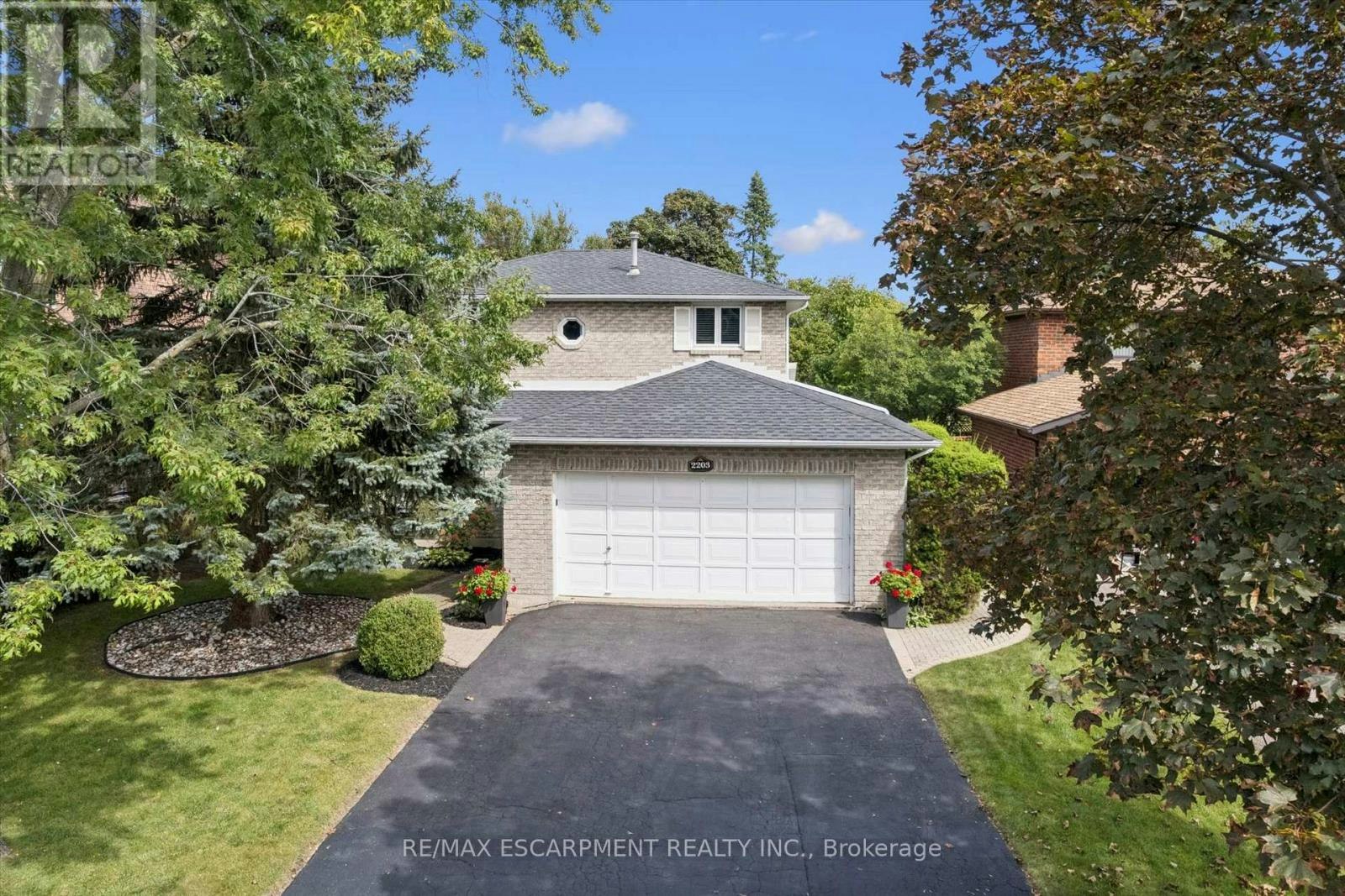 2203 Robin Drive, Mississauga, ON, L5K 2L5