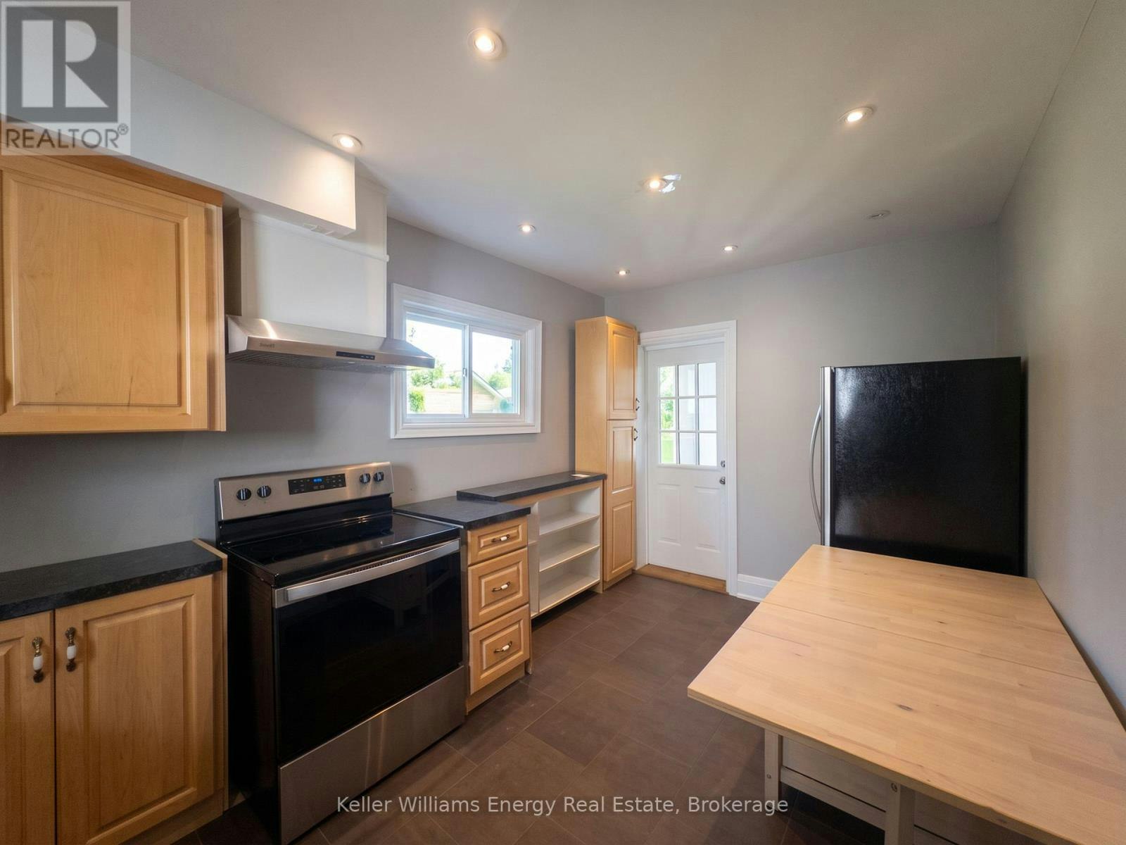204 Gibb Street, Oshawa, ON, L1J 1Y7 - 4