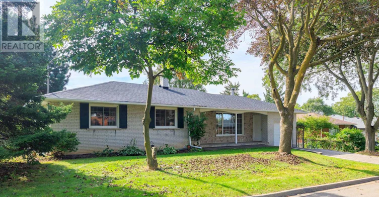 67 Woodthorpe Road, Toronto, ON, M4A 1S6 - 4