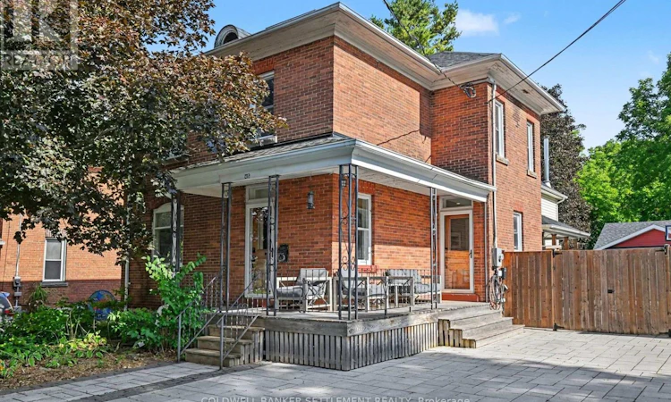 46 Brock Street S