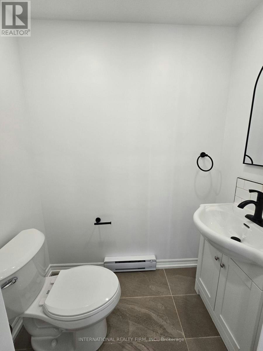 8R-8 Watt Avenue, Toronto, ON, M6M 3R1 - 8