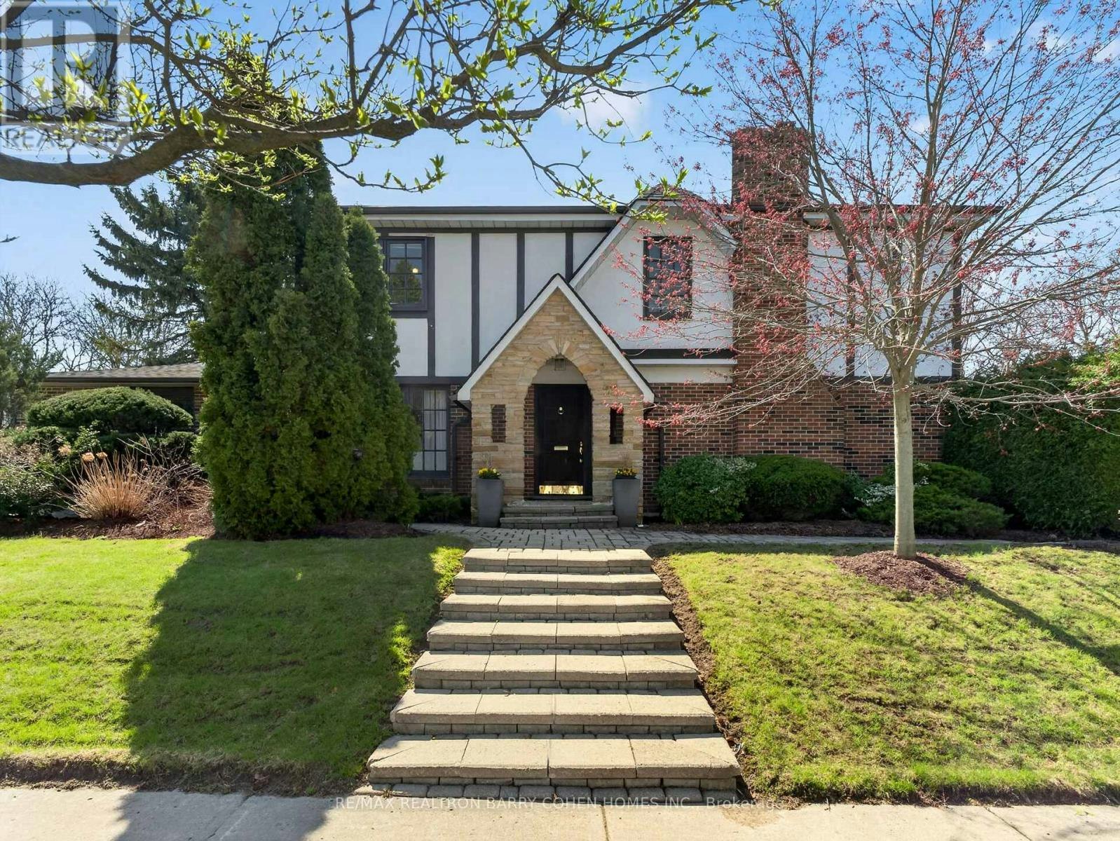 25 Harlington Road, Toronto, ON, M3B 3G3