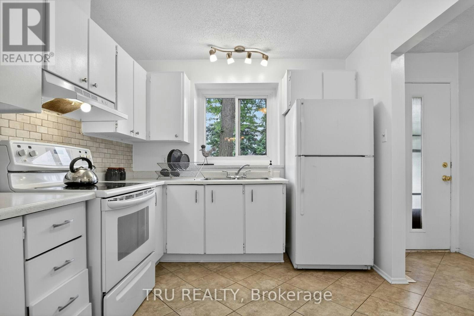 16-164 Barrow Crescent, Ottawa, ON, K2L 2J1 - 4
