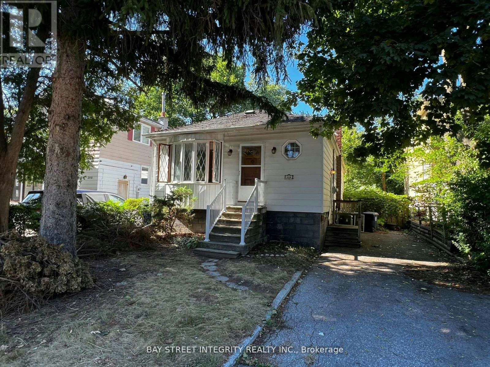 204 Greenfield Avenue, Toronto, ON, M2N 3E3