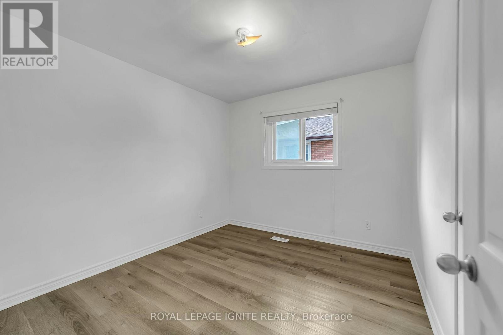 MAIN-117 Cabot Street, Oshawa, ON, L1J 5R8 - 10