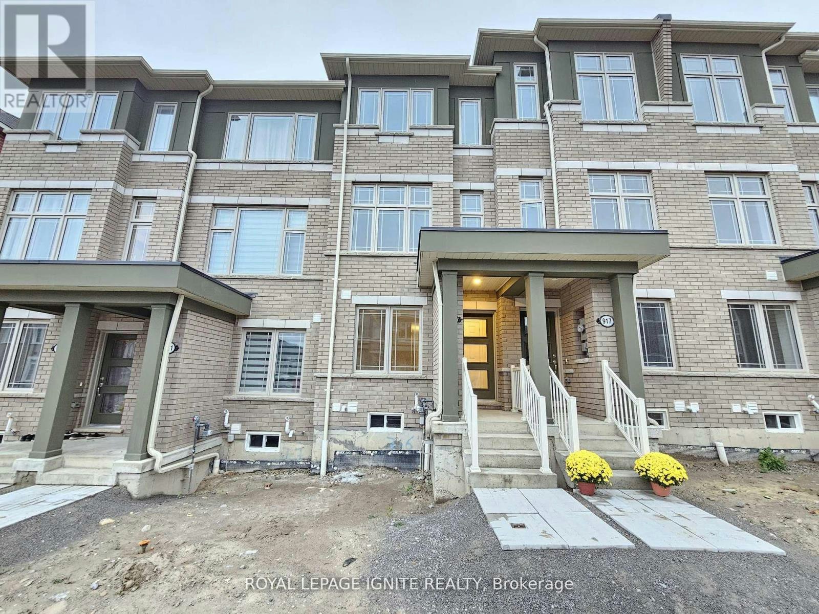 919 Crowsnest Hollow, Pickering, ON, L1X 0P4 - 2