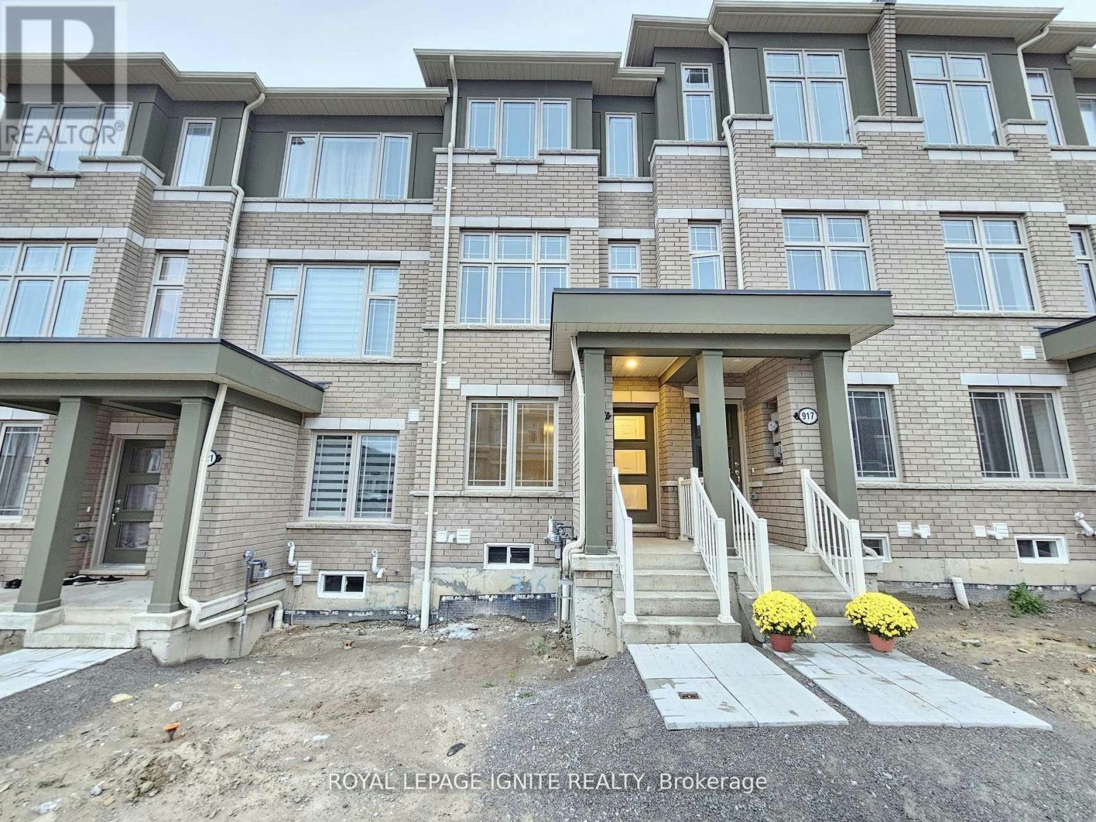 919 Crowsnest Hollow, Pickering, ON, L1X 0P4