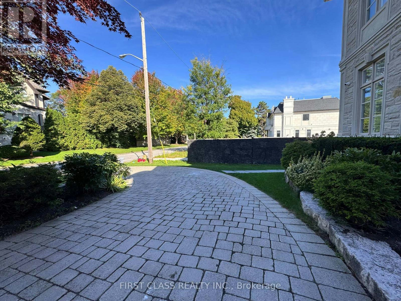 25 Dempsey Crescent, Toronto, ON, M2L 1Y4 - 2