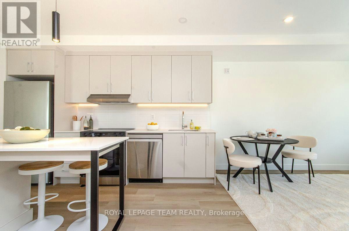203-398 Roosevelt Avenue, Ottawa, ON, K2A 1Z3 - 2