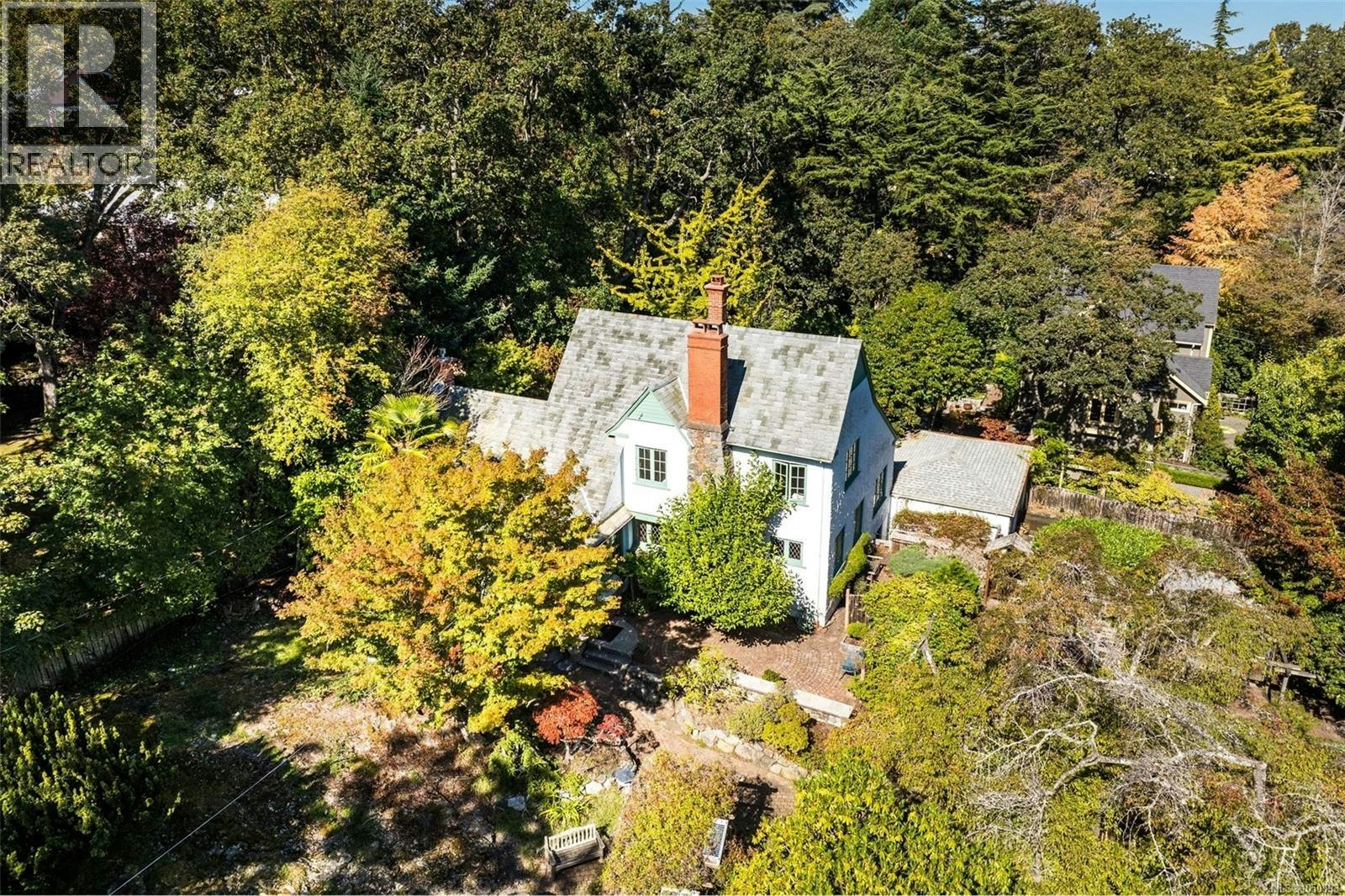 30 Beach Drive, Oak Bay, BC, V8S 2L2 - 36