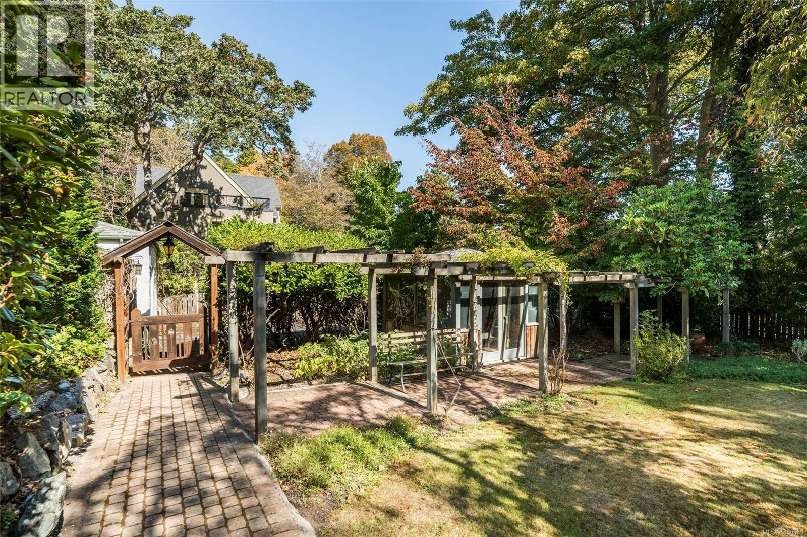 30 Beach Drive, Oak Bay, BC, V8S 2L2 - 29