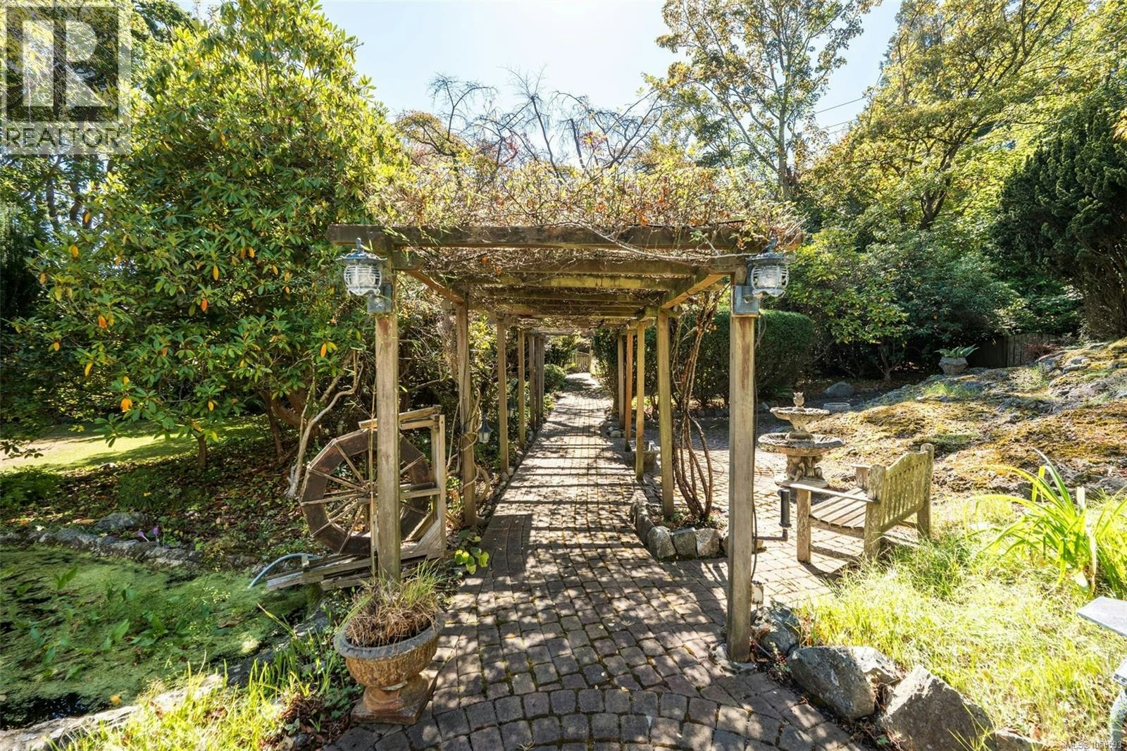 30 Beach Drive, Oak Bay, BC, V8S 2L2 - 32