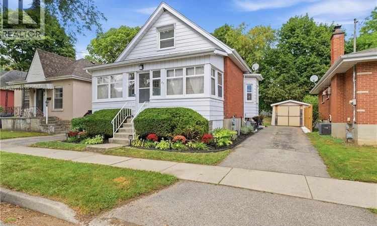 87 Strathcona Avenue