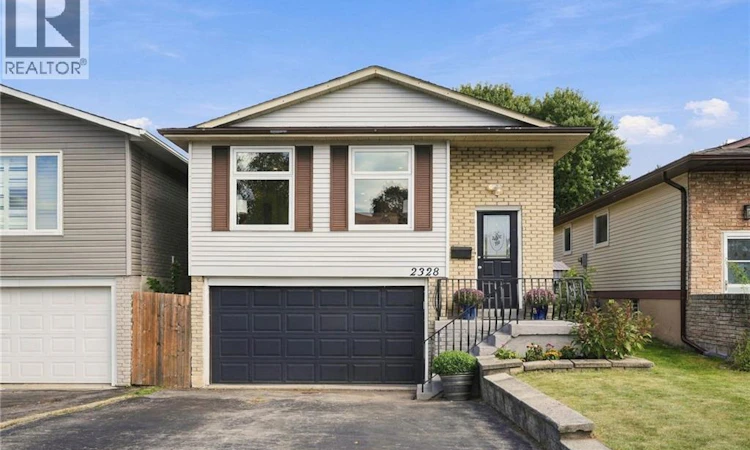 2328 Malcolm Crescent