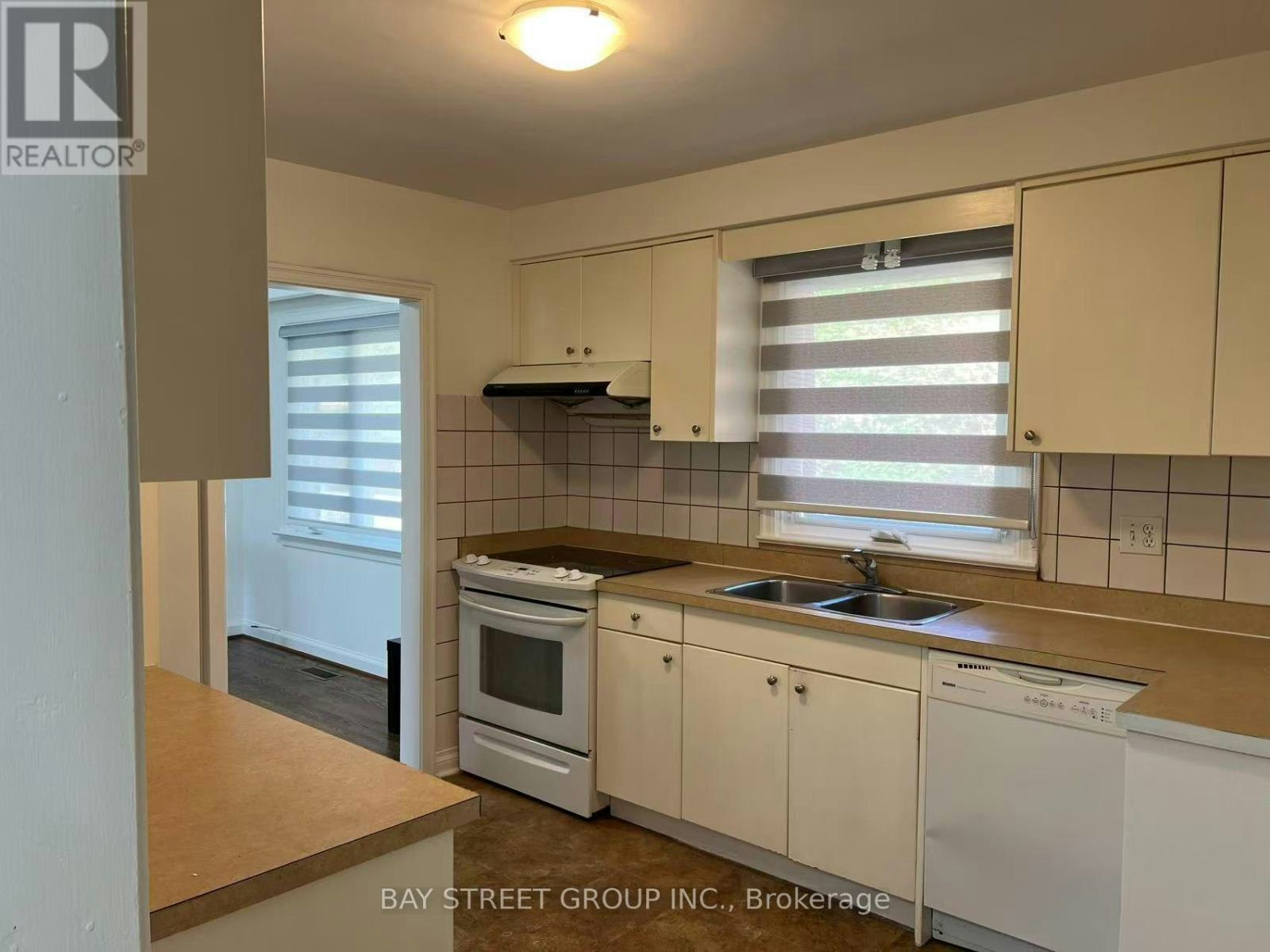 29 Harnish Crescent, Toronto, ON, M2M 2C2 - 3