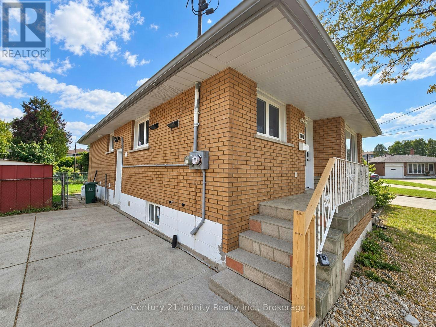 2-109 Purdy Crescent, Hamilton, ON, L9A 3B5