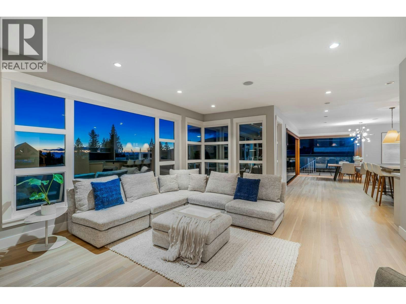 649 Sylvan Avenue, North Vancouver, BC, V7R 2E8 4