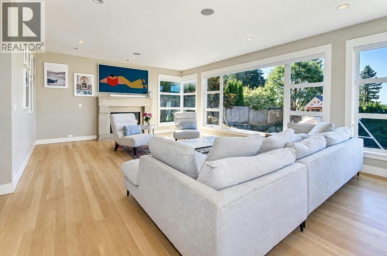649 Sylvan Avenue, North Vancouver, BC, V7R 2E8 3