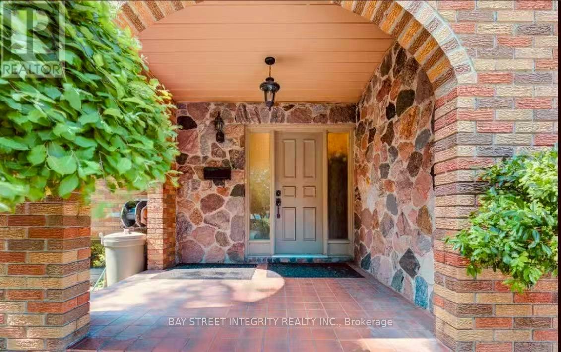 UPPER-758 Bradley Avenue, London, ON, N6E 1J9 - 2