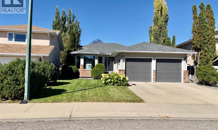18 Heritage Close W