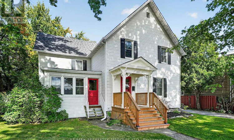 229 4th Street E