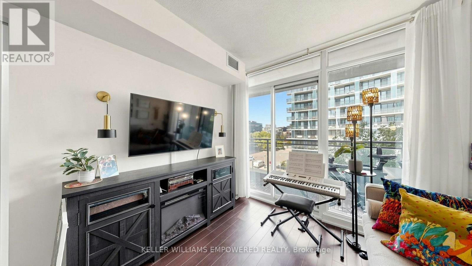 539-8 Telegram Mews, Toronto, ON, M5V 3Z5 - 8