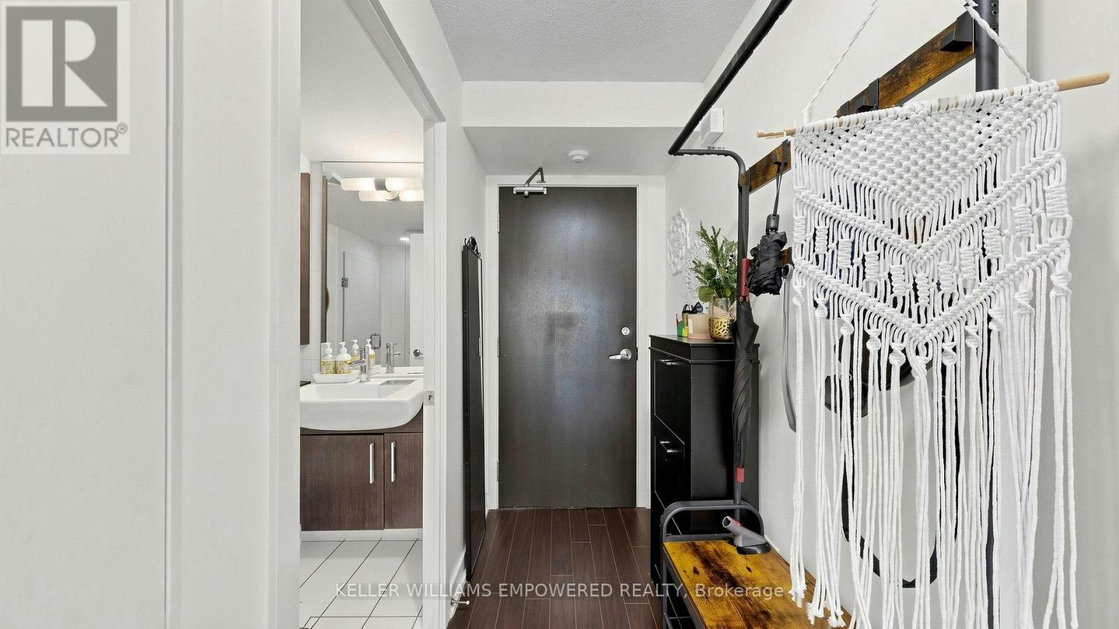 539-8 Telegram Mews, Toronto, ON, M5V 3Z5 - 2