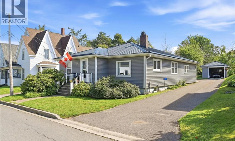 13 Squire Street
