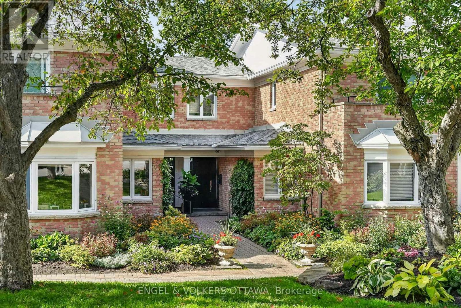 7-55 Whitemarl Drive, Rockcliffe Park, ON, K1L 8J9