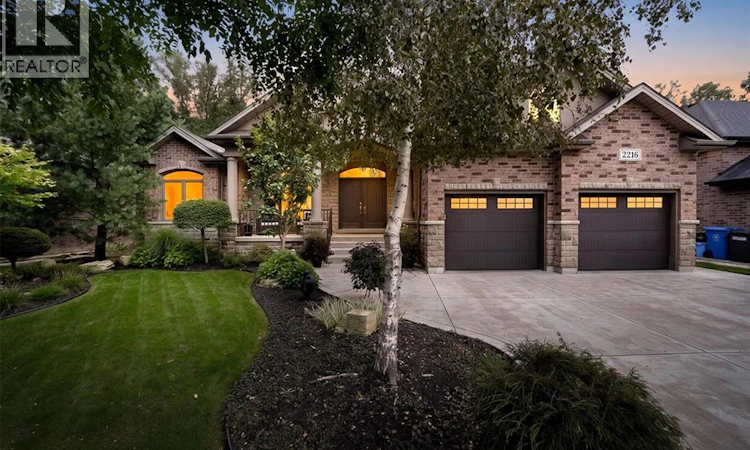 2216 Roxborough