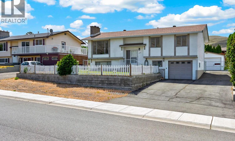 1106 Maclean Crescent