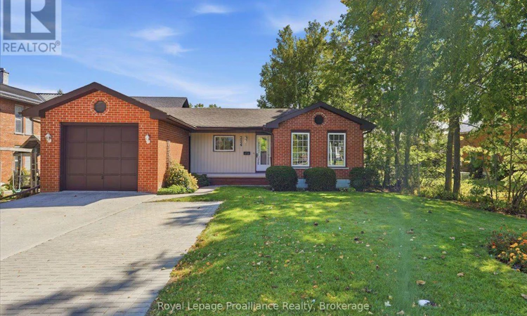 224 Dundas Street W