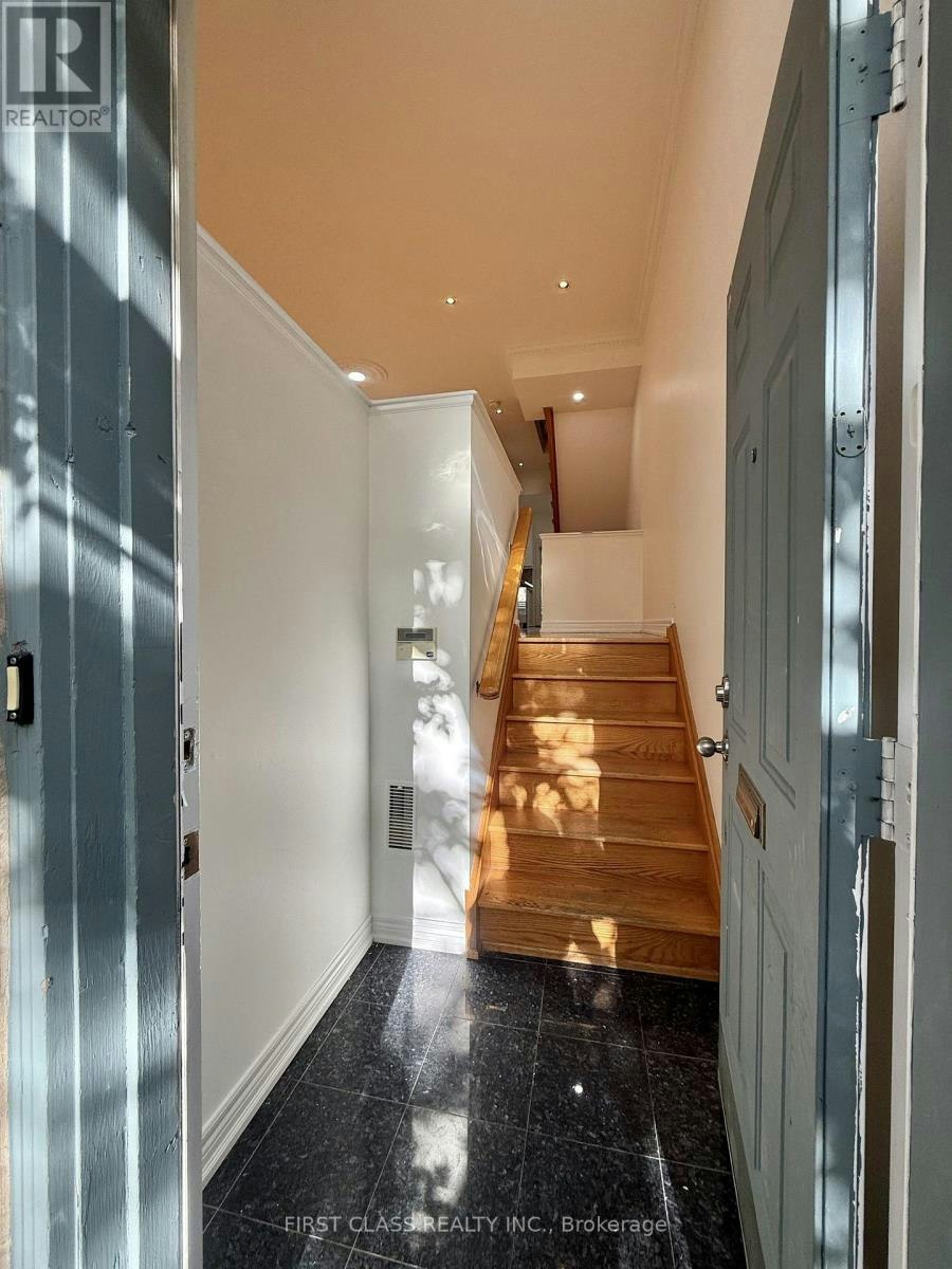 32D Oxford Street, Toronto, ON, M5T 1N9 - 2