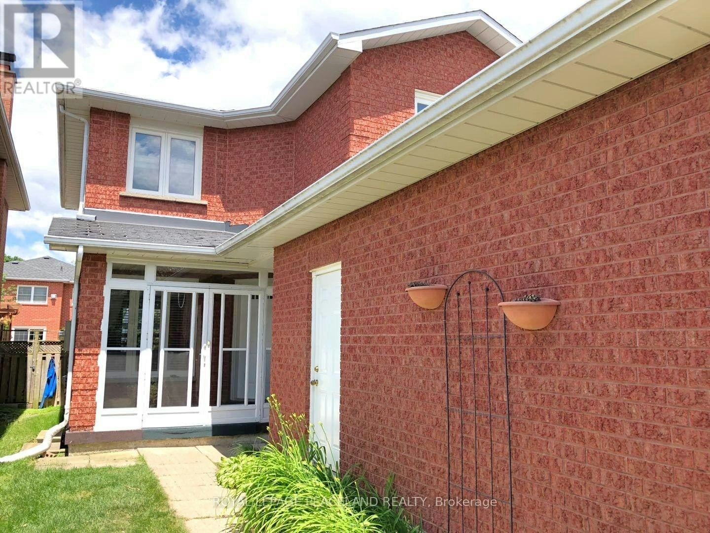 375 Pickering Crescent, Newmarket, ON, L3Y 8G8 - 2