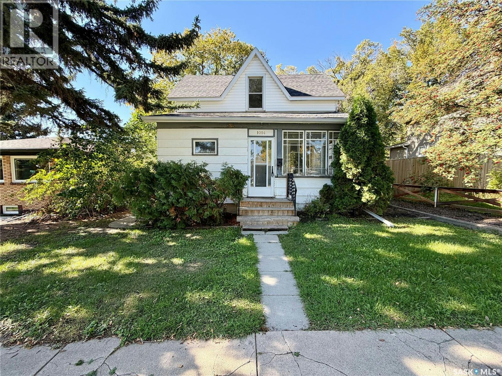 1014 6th Avenue NW, Moose Jaw, SK, S6H 0W2