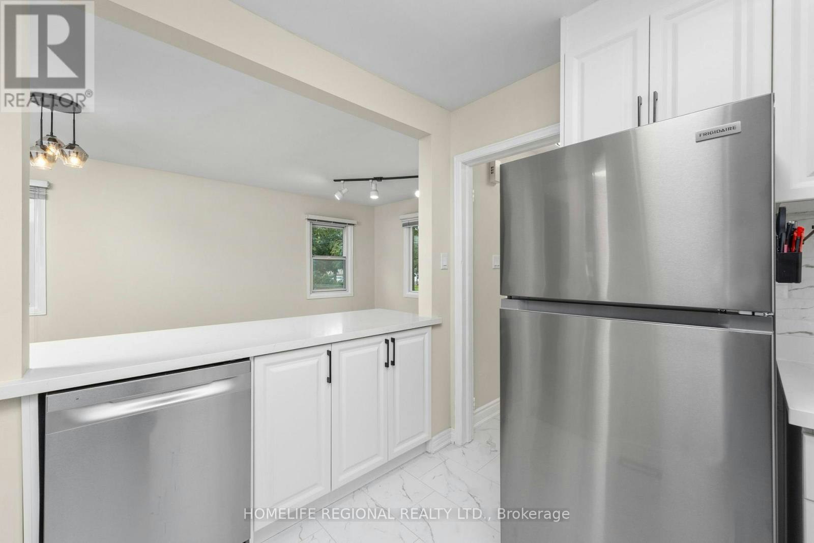 MAIN LEVEL-21 Acorn Avenue, Toronto, ON, M9B 3P7 - 15