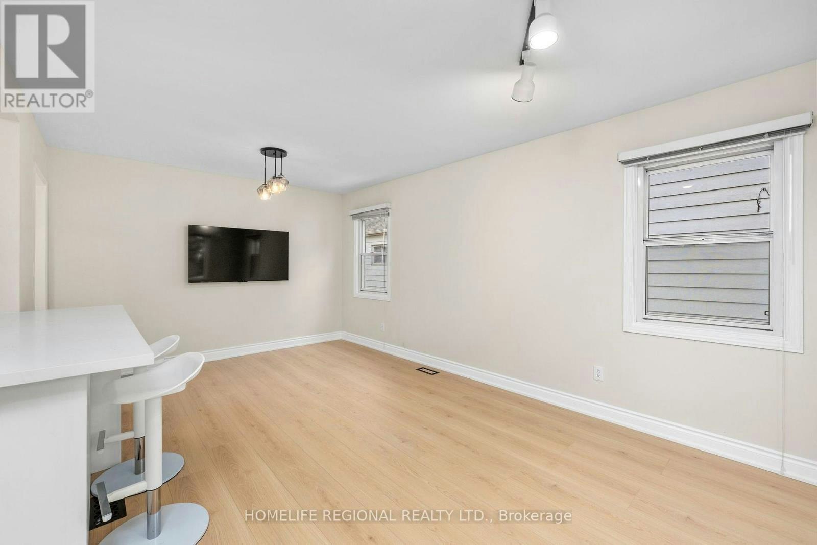MAIN LEVEL-21 Acorn Avenue, Toronto, ON, M9B 3P7 - 5